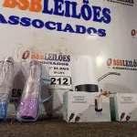 LOTE 212 - 01 DISPENSE DE ÁGUA AUTOMÁTICO E 02 MINI GUARDA-CHUVAS. (NO ESTADO) ATENÇÃO! FAZER A VISITAÇÃO ANTES DE ARREMATAR, NÃO SABEMOS SE FUNCIONA. LEILÃO NÃO TEM GARANTIA E NEM DEVOLUÇÃO, SUJEITO A POSSÍVEIS AVARIAS VISÍVEIS/OCULTAS E/OU AUSÊNCIA DE COMPONENTES.