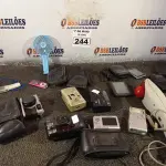 LOTE 244 - 01 LOTE COM MATERIAIS DIVERSOS. (NO ESTADO) ATENÇÃO! FAZER A VISITAÇÃO ANTES DE ARREMATAR, NÃO SABEMOS SE FUNCIONA. LEILÃO NÃO TEM GARANTIA E NEM DEVOLUÇÃO, SUJEITO A POSSÍVEIS AVARIAS VISÍVEIS/OCULTAS E/OU AUSÊNCIA DE COMPONENTES.