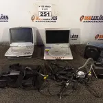 LOTE 251 - 02 DVD PORTÁTIL E 01 RADIO. (NO ESTADO) ATENÇÃO! FAZER A VISITAÇÃO ANTES DE ARREMATAR, NÃO SABEMOS SE FUNCIONA. LEILÃO NÃO TEM GARANTIA E NEM DEVOLUÇÃO, SUJEITO A POSSÍVEIS AVARIAS VISÍVEIS/OCULTAS E/OU AUSÊNCIA DE COMPONENTES.