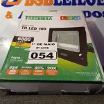 LOTE 054 - 01 REFLETOR TR LED 100 6.800 LUMENS LUZ QUENTE 3000K AUTOVOLT MARCA TASCHIBRA. (NOVO) (NO ESTADO)