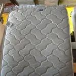 LOTE 206 - 01 COLCHÃO MEDINDO 190CMX090CM COM BASE. (TWIN MATRESS) (NO ESTADO) BF8459T BF8557L