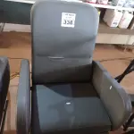 LOTE 338 - 01 POLTRONA DE DESCANSO. (NO ESTADO) ATENÇÃO! FAZER A VISITAÇÃO ANTES DE ARREMATAR, NÃO SABEMOS SE FUNCIONA. LEILÃO NÃO TEM GARANTIA E NEM DEVOLUÇÃO, SUJEITO A POSSÍVEIS AVARIAS VISÍVEIS/OCULTAS E/OU AUSÊNCIA DE COMPONENTES.