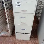 LOTE 351 - 01 ARQUIVO DE AÇO COM 04 GAVETAS. (NO ESTADO) ATENÇÃO! FAZER A VISITAÇÃO ANTES DE ARREMATAR, NÃO SABEMOS SE FUNCIONA. LEILÃO NÃO TEM GARANTIA E NEM DEVOLUÇÃO, SUJEITO A POSSÍVEIS AVARIAS VISÍVEIS/OCULTAS E/OU AUSÊNCIA DE COMPONENTES.