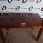 LOTE 018 - 01 MESA EM MADEIRA COM 01 GAVETA. (NO ESTADO) (DESK)AU2105N