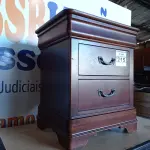 LOTE 215 - 01 MESA DE CABECEIRA EM MADEIRA. (NIGHTSTAND) (NO ESTADO)BF8571D 