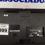 LOTE 099 - 01 TV LED 24’’ SEM CONTROLE MARCA SAMSUNG. (DISPLAY) (NO ESTADO) AV9716F
