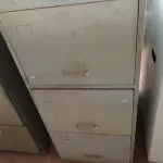 LOTE 332 - 01 LOTE COM PERIFÉRICOS DIVERSOS E 01 ARMÁRIO DE ARQUIVO DE AÇO COM 04 GAVETAS. (NO ESTADO) ATENÇÃO! FAZER A VISITAÇÃO ANTES DE ARREMATAR, NÃO SABEMOS SE FUNCIONA. LEILÃO NÃO TEM GARANTIA E NEM DEVOLUÇÃO, SUJEITO A POSSÍVEIS AVARIAS VISÍVEIS/OCULTAS E/OU AUSÊNCIA DE COMPONENTES.