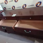 LOTE 060 - 01 CÔMODA EM MADEIRA COM 08 GAVETAS. (DRESSER) (NO ESTADO) AV9533P