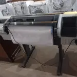 LOTE 097 - 01 IMPRESSORA PLOTTER MARCA HP DESIGNEJET T790. (PRINTER PLOTTER) (NO ESTADO) AV9715L