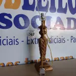 LOTE 067 - 01 ABAJUR SEM CÚPULA E SEM LÂMPADA. (LAMP)(NO ESTADO) AV9599L