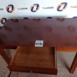 LOTE 018 - 01 MESA EM MADEIRA COM 01 GAVETA. (NO ESTADO) (DESK)AU2105N