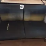 LOTE 105 - 01 LONGARINA DE 02 LUGARES. (NO ESTADO) ATENÇÃO! FAZER A VISITAÇÃO ANTES DE ARREMATAR, NÃO SABEMOS SE FUNCIONA. LEILÃO NÃO TEM GARANTIA E NEM DEVOLUÇÃO, SUJEITO A POSSÍVEIS AVARIAS VISÍVEIS/OCULTAS E/OU AUSÊNCIA DE COMPONENTES.