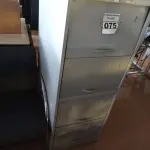 LOTE 075 - 01 ARQUIVO DE AÇO COM 04 GAVETAS. (NO ESTADO) ATENÇÃO! FAZER A VISITAÇÃO ANTES DE ARREMATAR, NÃO SABEMOS SE FUNCIONA. LEILÃO NÃO TEM GARANTIA E NEM DEVOLUÇÃO, SUJEITO A POSSÍVEIS AVARIAS VISÍVEIS/OCULTAS E/OU AUSÊNCIA DE COMPONENTES.