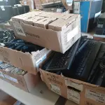 LOTE 199 - 01 LOTE COM VÁRIOS TECLADOS PARA PC, CABOS E PERIFÉRICOS DIVERSOS. (NO ESTADO) ATENÇÃO! FAZER A VISITAÇÃO ANTES DE ARREMATAR, NÃO SABEMOS SE FUNCIONA. LEILÃO NÃO TEM GARANTIA E NEM DEVOLUÇÃO, SUJEITO A POSSÍVEIS AVARIAS VISÍVEIS/OCULTAS E/OU AUSÊNCIA DE COMPONENTES.