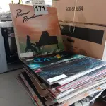 LOTE 171 - 01 LOTE COM VÁRIOS DISCOS DE VINIL. (NO ESTADO) ATENÇÃO! FAZER A VISITAÇÃO ANTES DE ARREMATAR, NÃO SABEMOS SE FUNCIONA. LEILÃO NÃO TEM GARANTIA E NEM DEVOLUÇÃO, SUJEITO A POSSÍVEIS AVARIAS VISÍVEIS/OCULTAS E/OU AUSÊNCIA DE COMPONENTES.