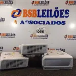 LOTE 066 - 03 PROJETORES MULTIMIDIA MARCAS E MODELOS DIVERSOS. (NO ESTADO) ATENÇÃO! FAZER A VISITAÇÃO ANTES DE ARREMATAR, NÃO SABEMOS SE FUNCIONA. LEILÃO NÃO TEM GARANTIA E NEM DEVOLUÇÃO, SUJEITO A POSSÍVEIS AVARIAS VISÍVEIS/OCULTAS E/OU AUSÊNCIA DE COMPONENTES.