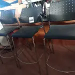 LOTE 092 - 03 BANQUETAS ALTAS COM ASSENTO E ENCOSTO DE PLÁSTICO E BASE CROMADA. (NO ESTADO) ATENÇÃO! FAZER A VISITAÇÃO ANTES DE ARREMATAR, NÃO SABEMOS SE FUNCIONA. LEILÃO NÃO TEM GARANTIA E NEM DEVOLUÇÃO, SUJEITO A POSSÍVEIS AVARIAS VISÍVEIS/OCULTAS E/OU AUSÊNCIA DE COMPONENTES.