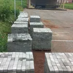 LOTE 131 - 01 PALETE DE COM APROXIMADAMENTE 750 BLOQUETES PARA PAVIMENTAÇÃO (NO ESTADO) (RETIRAR EM GOIÂNIA -GO)