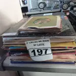 LOTE 197 - 01 LOTE COM VÁRIOS DISCOS DE VINIL. (NO ESTADO) ATENÇÃO! FAZER A VISITAÇÃO ANTES DE ARREMATAR, NÃO SABEMOS SE FUNCIONA. LEILÃO NÃO TEM GARANTIA E NEM DEVOLUÇÃO, SUJEITO A POSSÍVEIS AVARIAS VISÍVEIS/OCULTAS E/OU AUSÊNCIA DE COMPONENTES.