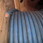 LOTE 110 - 01 CARRETEL COM CABO 150MM NA COR AZUL. (1KVA) COM 125 METROS (NO ESTADO) 