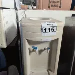 LOTE 115 - 01 BEBEDOURO PARA GARRAFÃO MARCA IBBL. (NO ESTADO) ATENÇÃO! FAZER A VISITAÇÃO ANTES DE ARREMATAR, NÃO SABEMOS SE FUNCIONA. LEILÃO NÃO TEM GARANTIA E NEM DEVOLUÇÃO, SUJEITO A POSSÍVEIS AVARIAS VISÍVEIS/OCULTAS E/OU AUSÊNCIA DE COMPONENTES.