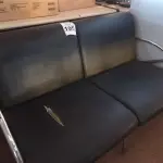 LOTE 105 - 01 LONGARINA DE 02 LUGARES. (NO ESTADO) ATENÇÃO! FAZER A VISITAÇÃO ANTES DE ARREMATAR, NÃO SABEMOS SE FUNCIONA. LEILÃO NÃO TEM GARANTIA E NEM DEVOLUÇÃO, SUJEITO A POSSÍVEIS AVARIAS VISÍVEIS/OCULTAS E/OU AUSÊNCIA DE COMPONENTES.