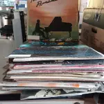 LOTE 171 - 01 LOTE COM VÁRIOS DISCOS DE VINIL. (NO ESTADO) ATENÇÃO! FAZER A VISITAÇÃO ANTES DE ARREMATAR, NÃO SABEMOS SE FUNCIONA. LEILÃO NÃO TEM GARANTIA E NEM DEVOLUÇÃO, SUJEITO A POSSÍVEIS AVARIAS VISÍVEIS/OCULTAS E/OU AUSÊNCIA DE COMPONENTES.