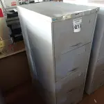 LOTE 015 - 01 ARQUIVO DE AÇO COM 04 GAVETAS. (NO ESTADO) ATENÇÃO! FAZER A VISITAÇÃO ANTES DE ARREMATAR, NÃO SABEMOS SE FUNCIONA. LEILÃO NÃO TEM GARANTIA E NEM DEVOLUÇÃO, SUJEITO A POSSÍVEIS AVARIAS VISÍVEIS/OCULTAS E/OU AUSÊNCIA DE COMPONENTES.