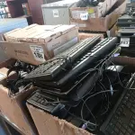 LOTE 188 - 01 LOTE COM VÁRIOS FONES DE OUVIDO, TECLADOS PARA PC E PERIFÉRICOS DIVERSOS. (NO ESTADO) ATENÇÃO! FAZER A VISITAÇÃO ANTES DE ARREMATAR, NÃO SABEMOS SE FUNCIONA. LEILÃO NÃO TEM GARANTIA E NEM DEVOLUÇÃO, SUJEITO A POSSÍVEIS AVARIAS VISÍVEIS/OCULTAS E/OU AUSÊNCIA DE COMPONENTES.