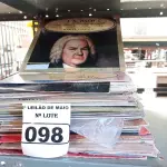 LOTE 098 - 01 LOTE COM VÁRIOS DISCOS DE VINIL. (NO ESTADO) ATENÇÃO! FAZER A VISITAÇÃO ANTES DE ARREMATAR, NÃO SABEMOS SE FUNCIONA. LEILÃO NÃO TEM GARANTIA E NEM DEVOLUÇÃO, SUJEITO A POSSÍVEIS AVARIAS VISÍVEIS/OCULTAS E/OU AUSÊNCIA DE COMPONENTES.