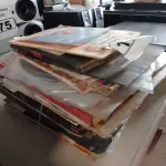LOTE 176 - 01 LOTE COM VÁRIOS DISCOS DE VINIL. (NO ESTADO) ATENÇÃO! FAZER A VISITAÇÃO ANTES DE ARREMATAR, NÃO SABEMOS SE FUNCIONA. LEILÃO NÃO TEM GARANTIA E NEM DEVOLUÇÃO, SUJEITO A POSSÍVEIS AVARIAS VISÍVEIS/OCULTAS E/OU AUSÊNCIA DE COMPONENTES.