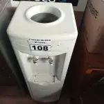 LOTE 108 - 01 BEBEDOURO PARA GARRAFÃO MARCA. (NO ESTADO) ATENÇÃO! FAZER A VISITAÇÃO ANTES DE ARREMATAR, NÃO SABEMOS SE FUNCIONA. LEILÃO NÃO TEM GARANTIA E NEM DEVOLUÇÃO, SUJEITO A POSSÍVEIS AVARIAS VISÍVEIS/OCULTAS E/OU AUSÊNCIA DE COMPONENTES.
