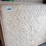 LOTE 085 - 02 BASES INCOMPLETAS E 02 COLCHOES DE CASAL (NO ESTADO) 