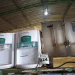 LOTE 024 - 02 BEBEDOUROS PARA GARRAFÃO E 01 CAFETEIRA INDUSTRIAL. (NO ESTADO) ATENÇÃO! FAZER A VISITAÇÃO ANTES DE ARREMATAR, NÃO SABEMOS SE FUNCIONA. LEILÃO NÃO TEM GARANTIA E NEM DEVOLUÇÃO, SUJEITO A POSSÍVEIS AVARIAS VISÍVEIS/OCULTAS E/OU AUSÊNCIA DE COMPONENTES.