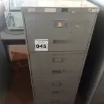 LOTE 045 - 01 ARQUIVO DE AÇO COM 04 GAVETAS. (NO ESTADO) ATENÇÃO! FAZER A VISITAÇÃO ANTES DE ARREMATAR, NÃO SABEMOS SE FUNCIONA. LEILÃO NÃO TEM GARANTIA E NEM DEVOLUÇÃO, SUJEITO A POSSÍVEIS AVARIAS VISÍVEIS/OCULTAS E/OU AUSÊNCIA DE COMPONENTES.