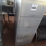 LOTE 065 - 01 ARQUIVO DE AÇO COM 04 GAVETAS. (NO ESTADO) ATENÇÃO! FAZER A VISITAÇÃO ANTES DE ARREMATAR, NÃO SABEMOS SE FUNCIONA. LEILÃO NÃO TEM GARANTIA E NEM DEVOLUÇÃO, SUJEITO A POSSÍVEIS AVARIAS VISÍVEIS/OCULTAS E/OU AUSÊNCIA DE COMPONENTES.