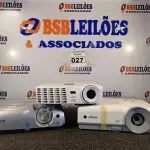 LOTE 027 - 03 PROJETORES MULTIMIDIA MARCAS E MODELOS DIVERSOS. (NO ESTADO) ATENÇÃO! FAZER A VISITAÇÃO ANTES DE ARREMATAR, NÃO SABEMOS SE FUNCIONA. LEILÃO NÃO TEM GARANTIA E NEM DEVOLUÇÃO, SUJEITO A POSSÍVEIS AVARIAS VISÍVEIS/OCULTAS E/OU AUSÊNCIA DE COMPONENTES.