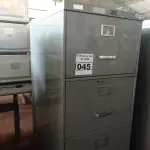 LOTE 045 - 01 ARQUIVO DE AÇO COM 04 GAVETAS. (NO ESTADO) ATENÇÃO! FAZER A VISITAÇÃO ANTES DE ARREMATAR, NÃO SABEMOS SE FUNCIONA. LEILÃO NÃO TEM GARANTIA E NEM DEVOLUÇÃO, SUJEITO A POSSÍVEIS AVARIAS VISÍVEIS/OCULTAS E/OU AUSÊNCIA DE COMPONENTES.