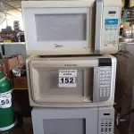 LOTE 152 - 03 MICRO-ONDAS MARCAS E MODELOS DIVERSOS. (NO ESTADO) ATENÇÃO! FAZER A VISITAÇÃO ANTES DE ARREMATAR, NÃO SABEMOS SE FUNCIONA. LEILÃO NÃO TEM GARANTIA E NEM DEVOLUÇÃO, SUJEITO A POSSÍVEIS AVARIAS VISÍVEIS/OCULTAS E/OU AUSÊNCIA DE COMPONENTES.