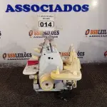 LOTE 014 - 01 MÁQUINA DE COSTURA COM MOTOR. (NO ESTADO) ATENÇÃO! FAZER A VISITAÇÃO ANTES DE ARREMATAR, NÃO SABEMOS SE FUNCIONA. LEILÃO NÃO TEM GARANTIA E NEM DEVOLUÇÃO, SUJEITO A POSSÍVEIS AVARIAS VISÍVEIS/OCULTAS E/OU AUSÊNCIA DE COMPONENTES.