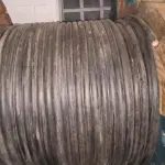 LOTE 107 - 01 CARRETEL COM CABO 150MM NA COR PRETA. (1KVA) COM 108 METROS (NO ESTADO) 