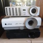 LOTE 127 - 03 PROJETORES MULTIMIDIA MARCAS E MODELOS DIVERSOS. (NO ESTADO) ATENÇÃO! FAZER A VISITAÇÃO ANTES DE ARREMATAR, NÃO SABEMOS SE FUNCIONA. LEILÃO NÃO TEM GARANTIA E NEM DEVOLUÇÃO, SUJEITO A POSSÍVEIS AVARIAS VISÍVEIS/OCULTAS E/OU AUSÊNCIA DE COMPONENTES.