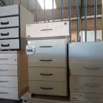 LOTE 186 - 01 ARMÁRIO BAIXO E 05 GAVETEIROS DIVERSOS. (NO ESTADO) ATENÇÃO! FAZER A VISITAÇÃO ANTES DE ARREMATAR, NÃO SABEMOS SE FUNCIONA. LEILÃO NÃO TEM GARANTIA E NEM DEVOLUÇÃO, SUJEITO A POSSÍVEIS AVARIAS VISÍVEIS/OCULTAS E/OU AUSÊNCIA DE COMPONENTES.