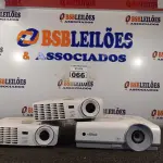 LOTE 066 - 03 PROJETORES MULTIMIDIA MARCAS E MODELOS DIVERSOS. (NO ESTADO) ATENÇÃO! FAZER A VISITAÇÃO ANTES DE ARREMATAR, NÃO SABEMOS SE FUNCIONA. LEILÃO NÃO TEM GARANTIA E NEM DEVOLUÇÃO, SUJEITO A POSSÍVEIS AVARIAS VISÍVEIS/OCULTAS E/OU AUSÊNCIA DE COMPONENTES.