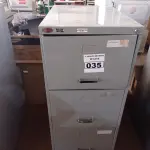 LOTE 035 - 01 ARQUIVO DE AÇO COM 04 GAVETAS. (NO ESTADO) ATENÇÃO! FAZER A VISITAÇÃO ANTES DE ARREMATAR, NÃO SABEMOS SE FUNCIONA. LEILÃO NÃO TEM GARANTIA E NEM DEVOLUÇÃO, SUJEITO A POSSÍVEIS AVARIAS VISÍVEIS/OCULTAS E/OU AUSÊNCIA DE COMPONENTES.