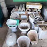 LOTE 028 - 01 LOTE COM COLUNAS , PIAS , VASOS SANITÁRIOS E MICTÓRIO(NO ESTADO)