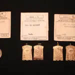 LOTE 013 - LOTE 13 – MEDALHAS – DIA DO PARANÁ 	MEDALHA	OBSERVAÇÕES 1.		Dia do Paraná. Associação Paranaense de Imprensa. 1932. Gravador: José Peon	Prateada 2.		Comemoração do Dia do Paraná. Ass. Paranaense de Imprensa. 1931. Gravador: José Peon	Dourada - envelope da Coleção Júlio Estrella Moreira 3.		Comemoração do Dia do Paraná. Ass. Paranaense de Imprensa. 1931. Gravador: José Peon	Dourada 4.		Comemoração do Dia do Paraná. Ass. Paranaense de Imprensa. 1931. Gravador: José Peon	Dourada 5.		Comemoração do Dia do Paraná. Ass. Paranaense de Imprensa. 1931. Gravador: José Peon	Dourada