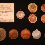 LOTE 015 - LOTE 15 – MEDALHAS CIVICAS MILITARES 	MEDALHA	OBSERVAÇÕES 1.		União Cívica Paranaense – 1916.Gravadores: Jose Peon e Fernandez	Acobreada 2.		União Cívica Paranaense – 1916.Gravadores: Jose Peon e Fernandez	Dourada – prova de cunho 3.		Revolução de 05 de outubro de 1930. Gravador: José Peon.	Prateada - envelope da Coleção Júlio Estrella Moreira 4.		Corrida do Facho Militar – 5 ª Região Militar. 1948.Gravador: José Peon	Acobreada 5.		Corrida do Facho Militar – 5 ª Região Militar. 1948.Gravador: José Peon	Acobreada 6.		Libertadores da Nação. Revolução de 1930. Gravador: Eduardo Mueller	Reveso Liso 7.		Cinquentenário da República – Tiro de Guerra Rio Branco. 1939. Gravador: Frederico Tod.	Prateada 8.		Corrida do Facho Militar – 5 ª Região Militar. 1943.Gravador: José Peon	Acobreada 9.		Corrida do Facho Militar – 5 ª Região Militar. 1960.	Acobreada 10.		1° Centenário da Policia Militar do Paraná. 1954.Gravadores Peon e Tortatto	Oxidada