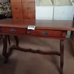 LOTE 318 - 01 MESA EM MADEIRA. (NO ESTADO) ATENÇÃO! FAZER A VISITAÇÃO ANTES DE ARREMATAR, NÃO SABEMOS SE FUNCIONA. LEILÃO NÃO TEM GARANTIA E NEM DEVOLUÇÃO, SUJEITO A POSSÍVEIS AVARIAS VISÍVEIS/OCULTAS E/OU AUSÊNCIA DE COMPONENTES.