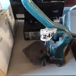 LOTE 248 - 01 ANTIGA MAQUINA GRÁFICA “MÁQUINA PARA CANTEAR”. (NO ESTADO) ATENÇÃO! FAZER A VISITAÇÃO ANTES DE ARREMATAR, NÃO SABEMOS SE FUNCIONA. LEILÃO NÃO TEM GARANTIA E NEM DEVOLUÇÃO, SUJEITO A POSSÍVEIS AVARIAS VISÍVEIS/OCULTAS E/OU AUSÊNCIA DE COMPONENTES.